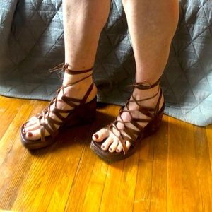 Vintage Steve Madden wooden gladiator sandals